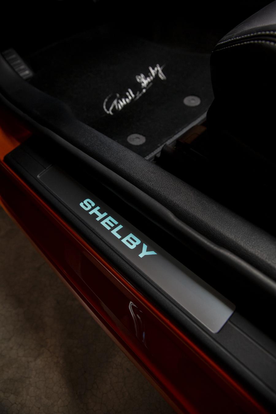 Детали интерьера Shelby Super Snake Carroll Shelby Signature Series 2020 года  (фото 44 из 44)
